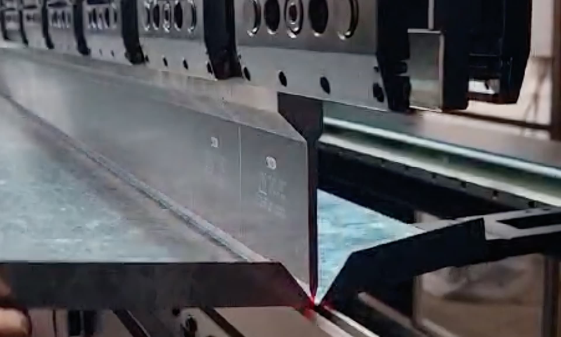 Maquinaria para realizar doblez de precision y en gran formato