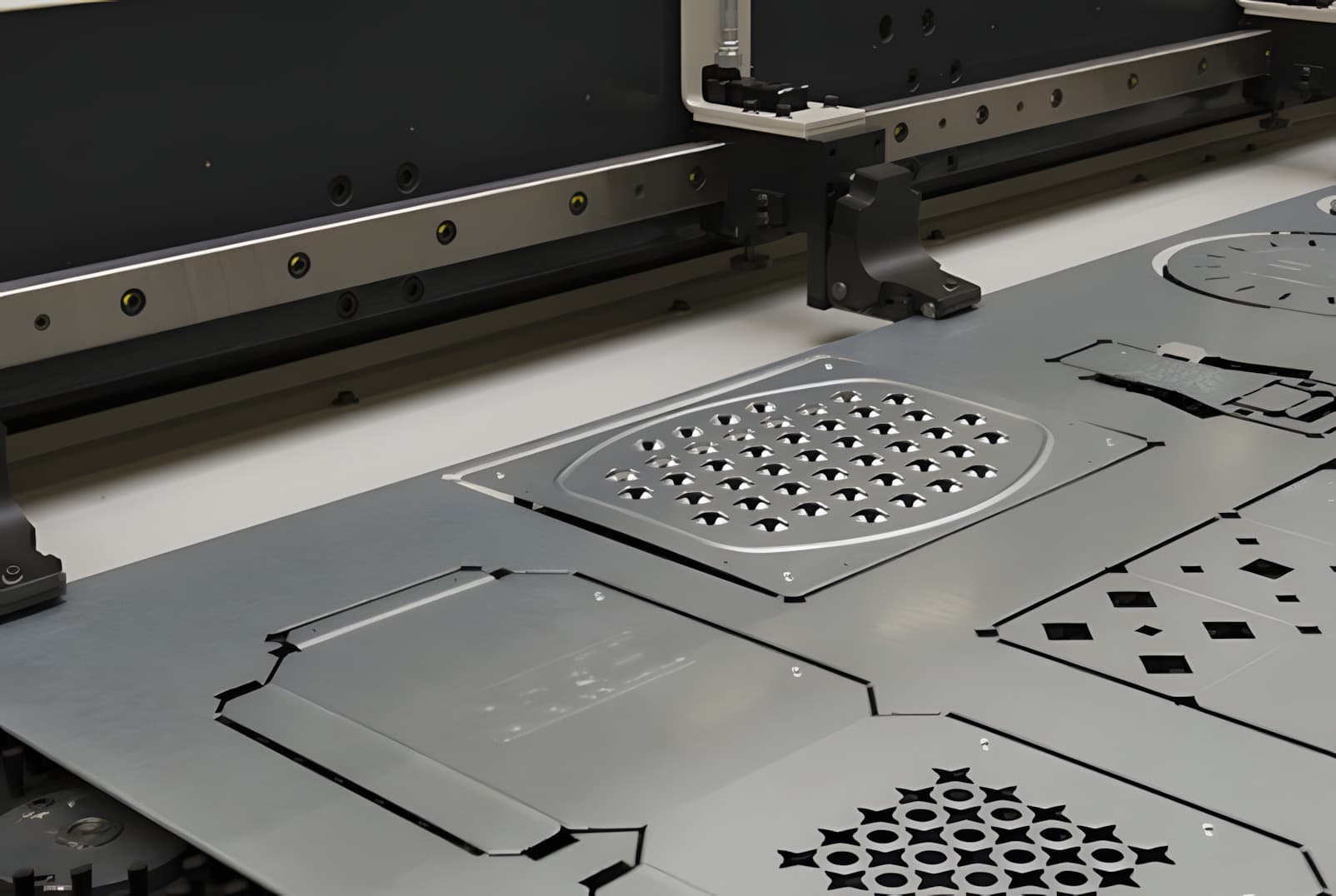 CNC realizando punzonado con torreta de forma automatizada