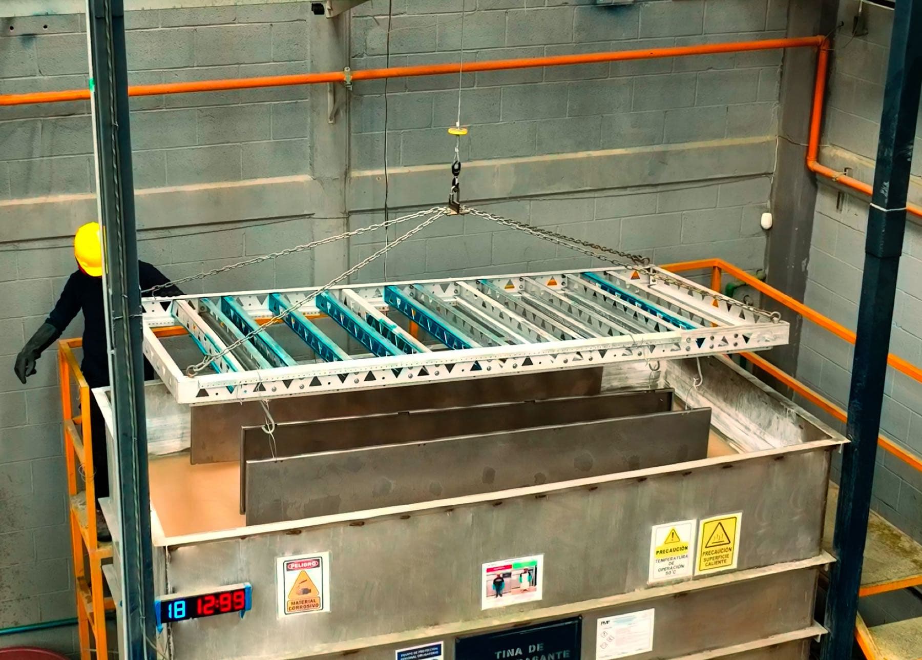 Rack de piezas en la tina de preparación antes del recubrimiento, Formet CNC